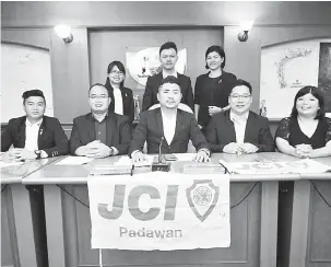  ??  ?? BARISAN MANTAP: (Duduk, dari dua kiri) EVP Wong Yong Reng, William dan Kiing merakamkan kenangan bersama ahli Lembaga Pengarah baharu selepas AGM JCI Padawan, baru-baru ini.