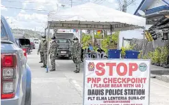  ?? —LEO UDTOHAN ?? STOP HERE The town police of Dauis, Bohol, set up this checkpoint on Saturday to ensure that hogs and pork products of the town will not cross to the province’s mainland as ordered by Gov. Aris Aumentado.