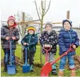  ?? Foto: Hessing Förderzent­rum ?? Leopold, Mika, Lucas und Alex haben im Garten des Hessing Förderzent­rums in Augsburg einen Ribbeck Birnbaum ge pflanzt.