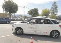  ?? ?? Los taxis del futuro
Arriba, prueba de un vehículo autónomo en las calles de Vigo. Abajo, uno robotaxi de Waymon (Google) que ya recorren zonas de San Francisco