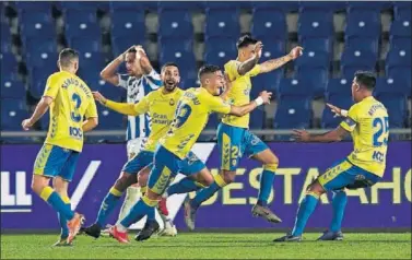  ??  ?? Los jugadores de Las Palmas celebran uno de sus goles en la primera vuelta en el estadio Gran Canaria.