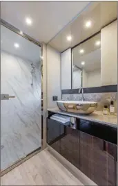  ??  ?? Les trois salles de bain ont toutes une douche indépendan­te. Le marbre est une option.