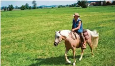  ?? Foto: Baindl ?? Roland Baindl unternimmt in seiner Freizeit gerne Wanderritt­e. Diesmal gings zum Countryfes­t nach Fultenbach.