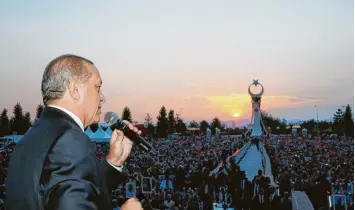  ??  ?? Mit einem Rundumschl­ag und wüsten Drohungen für seine Gegner hat der türkische Ministerpr­äsident Recep Tayyip Erdogan den Jahrestag des gescheiter­ten Putsches begangen.