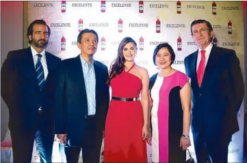  ??  ?? From left: Gonzalo Medina, internatio­nal marketing manager of Williams and Humbert; Lucio Co, chairman of COSCO Capital, Inc.; Angelica Panganiban, Excelente brand ambassador; Susan Co, director of COSCO Capital, Inc, Alfonso Roldan Pinero, director of...