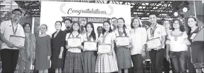  ??  ?? Petron Senior High School scholars graduating with high honors are given special recognitio­n at the Tulong Aral ng Petron graduation last April 13. Joining them are their parents and officials from Petron, DepEd, DSWD, and PBSP.