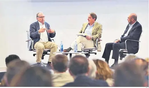  ?? M. G. ?? Juan Iturri, CEO de Grupo Iturri; Carlos López Mariano, socio responsabl­e de Garrigues en Andalucía (moderador); y Francisco Ferraro, presidente del OEA.