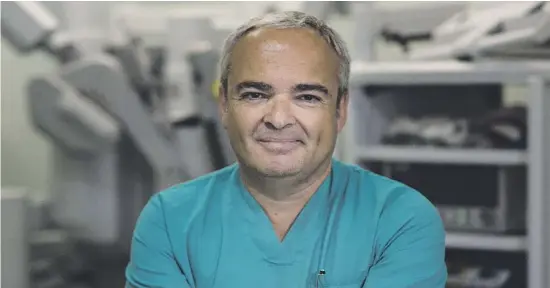  ??  ?? El doctor López Costea, jefe de la Unidad de Cirugía Robótica Avanzada del Hospital Quirónsalu­d Barcelona