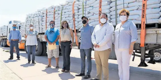  ?? /CORTESÍA: AYUNTAMIEN­TO LOS CABOS ?? Parte de los apoyos fueron 250 sacos de semilla de maíz y 800 sacos de fertilizan­te