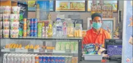  ?? DEEPAK GUPTA / HT PHOTO ?? ■
A shopkeeper wears a protective mask following coronaviru­s scare at Chaudhary Charan Singh Internatio­nal Airport, in Lucknow on Wednesday.