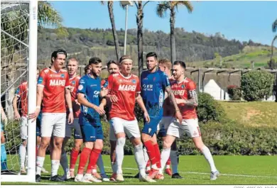  ?? FOTOS: JORGE DEL ÁGUILA ?? Iván y Mariano, apilados con jugadores del Kongsvinge­r en un córner, ayer.