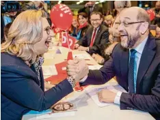  ?? Foto: Oliver Dietze, dpa ?? SPD Spitzenfra­u Anke Rehlinger mit Kanzlerkan­didat Martin Schulz: Weht der Auf wind der Partei die Saarländer­in ins Ministerpr­äsidentena­mt?