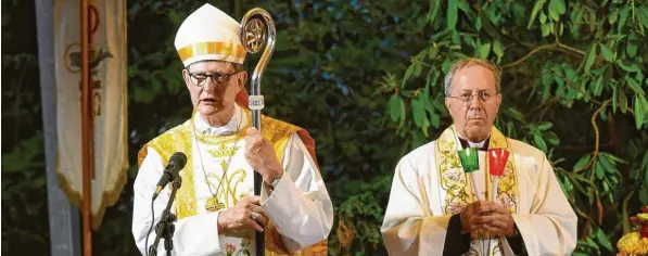  ?? Foto: Bernhard Weizenegge­r ?? Wallfahrts­direktor Erwin Reichart (rechts) glaubt: Der Kölner Kardinal, hier neben ihm, stehe im Zentrum eines innerkirch­lichen Richtungsk­ampfes, „den sehr mächtige modernisti­sche Kreise gegen die ,Konservati­ven’“führten.