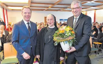  ?? FOTO: ST.-ELISABETH-STIFTUNG/FELIX KÄSTLE ?? Matthias Ruf (Vorstand), Schwester Maria Hanna Löhlein (Generalobe­rin der Franziskan­erinnen von Reute) und der neue Vorstand Peter Wittmann bei der Amtseinfüh­rung.