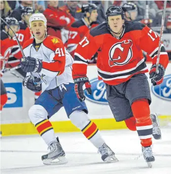  ?? FOTO: IMAGO ?? In der Saison 2009/10 spielte Ilkka Pikkaraine­n (rechts, gegen Shawn Matthias von den Florida Panthers) kurzzeitig für die New Jersey Devils in der NHL.