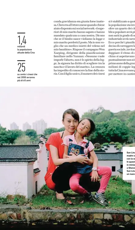  ??  ?? Sun Linang, 30 anni, madre single a tempo pieno, con la sua bambina di 5 anni. In questa foto sono nel parco in miniatura Splendid China a Shenzhen, dove vivono. Sun Linang vorrebbe trovare un nuovo partner.