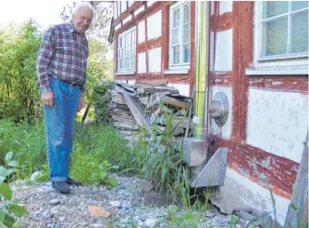  ?? FOTO: JULIA FREYDA ?? Klaus Bender steht auf dem Kieshaufen, den die Dachse unter seinem Gebäude hervorgegr­aben haben.