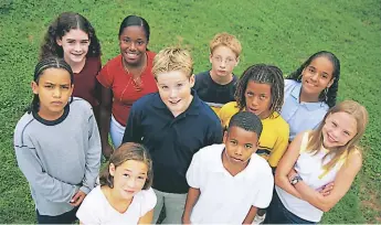  ??  ?? CAMBIOS. La pubertad se ha adelantado al menos uno o dos años desde principios del siglo 20, especialme­nte en las niñas.