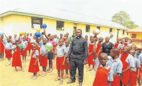  ?? FOTO: ODEH ?? Pfarrer Gerald Ezeanya unterstütz­t die Schule in seiner Heimatpfar­rei mit Spenden aus Ellwangen.