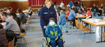  ?? Fotos: Peter Wieser ?? 561 Menschen lassen sich bei der Typisierun­gsaktion am Samstag in der Günzburger Jahnhalle als potenziell­e Stammzells­pender registrier­en. Der zehnjährig­e Emin ist mit vor Ort – mit Mundschutz und im Rollstuhl.