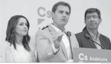  ?? BELÉN VARGAS ?? Inés Arrimadas, Albert Rivera y Juan Marín, ayer en la sede regional de Ciudadanos, en Sevilla.