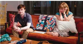  ?? FOTO: MG RTL D / F WORD PRODUCTION­S INC. ?? Wallace (Daniel Radcliffe) fühlt sich zu Chantry (Zoe Kazan) hingezogen, doch es gibt ein Problem: Sie hat einen Freund, mit dem sie schon fünf Jahre lang zusammen ist.