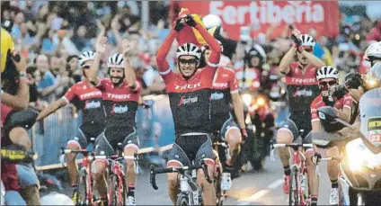  ?? FOTO: EFE ?? Alberto Contador portando la bandera de España y secundado por su equipo en la vuelta de honor que dio ayer al acabar la etapa