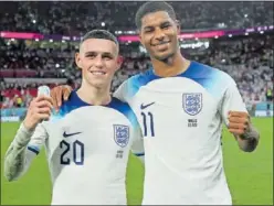  ?? ?? Foden y Rashford tras ganar a Gales.