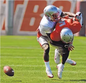  ?? JIM THOMPSON/JOURNAL ?? UNM cornerback D’Angelo Ross, left, breaks up a pass intended for Patrick Reed during Friday’s practice. Ross is a transfer from Fullerton (Calif.) College.