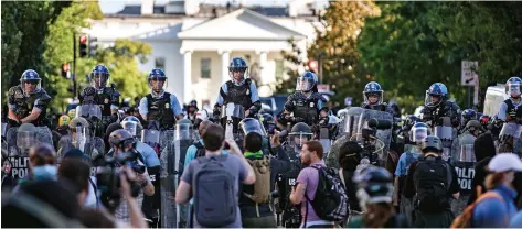  ??  ?? Mounted officers move in to shift demonstrat­ors near the White House on another day of violent clashes across America