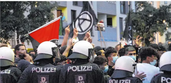  ??  ?? Die Polizei trennte zuletzt wiederholt die beiden Lager in Wien-Favoriten. Türkischst­ämmige junge Menschen hatten kurdischst­ämmige Aktivisten angegriffe­n