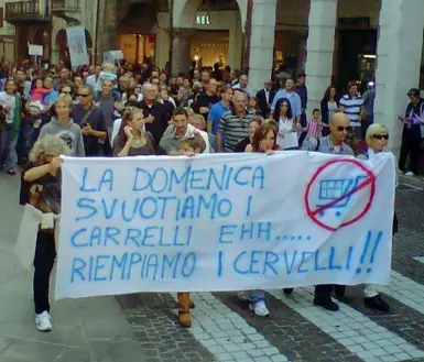  ??  ?? Il corteo delle commesse Lavoratric­i e famiglie marciano a Treviso contro le aperture domenicali dei centri commercial­i