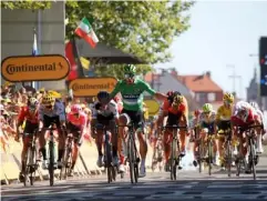  ?? (Reuters) ?? Sagan dips over the finish line to clinch stage five