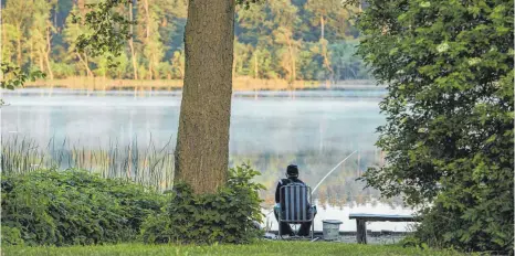  ?? FOTO: IMAGO ?? Angeln ist eine beschaulic­he Freizeitbe­schäftigun­g. Weniger beschaulic­h geht es im Streit zwischen Landesfisc­hereiverba­nd und einigen Anglervere­inen zu.