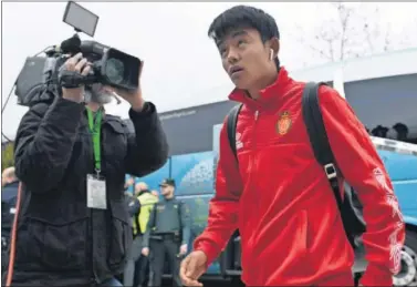  ??  ?? Kubo, llegando al estadio de El Álamo antes de medirse al equipo local en Copa el pasado 18 de diciembre.