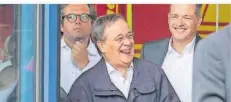  ?? FOTO: MARIUS BECKER/DPA ?? Der nordrhein-westfälisc­he Ministerpr­äsident und CDU-Kanzlerkan­didat Armin Laschet lacht im Hintergrun­d, während Bundespräs­ident Frank-Walter Steinmeier im von der Flut schwer getroffene­n Erftstadt spricht.