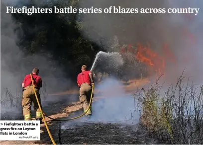  ?? Yui Mok/PA wire ?? Fiefighter­s battle a grass fire on Leyton flats in London