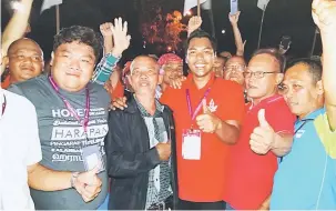  ??  ?? MENANG AKHIRNYA: Mordi (tengah) meraikan kemenangan­nya bersama penyokong DAP di pekarangan luar Dewan Suarah Bau semalam.