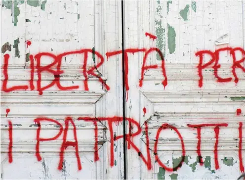  ?? Foto: AFP/Stephan Agostini ?? »Freiheit für die Patrioten!«: Das Graffito an der Universitä­t Korsika verweist auf ungeklärte Identitäts­fragen mit juristisch­en Folgen.