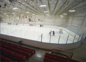  ?? DAVID BEBEE, RECORD STAFF ?? Cambridge minor hockey players practise at the Preston Memorial Auditorium on Friday.