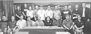  ??  ?? Dusit (seated, centre) in a photo-call with representa­tives of various Dayak NGOs.