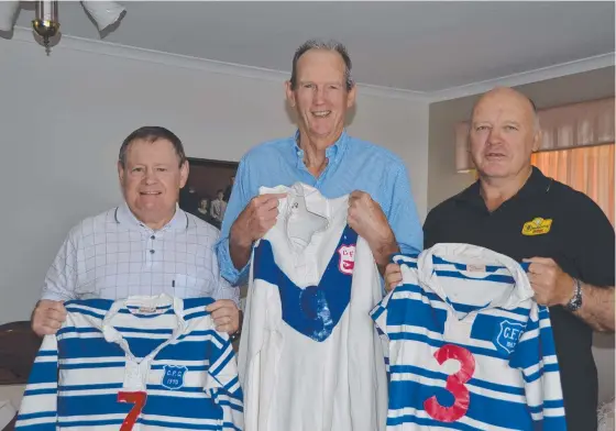  ?? Photo: Gerard Walsh ?? PROUD DRAGONS: Les Lane, Wayne Bennett and Paul Coote with some old Collegians Dragons jerseys from 40 years ago.