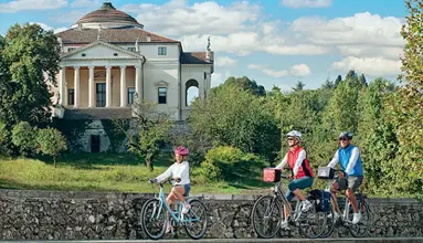  ??  ?? Pedalando In bicicletta tra arte e natura Qui (foto da Veneto.eu) una famiglia lungo una ciclabile che ha come panorama villa la Rotonda di Andrea Palladio