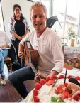  ??  ?? Robert Zengerling aus Erfurt besang seine Erdbeer-torte sogar.