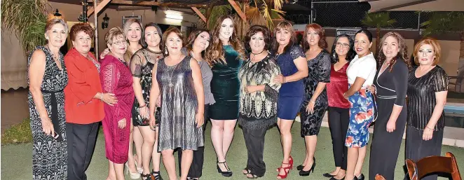  ??  ?? LA PRÓXIMA esposa con asistentes a su fiesta