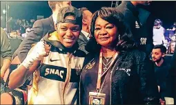  ??  ?? INSPIRATIO­N: Nicola Adams at ringside with her mother, Dee