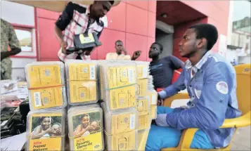  ?? FILE PHOTO: BLOOMBERG ?? SIM card sellers for MTN wait for customers at a roadside kiosk in Lagos, Nigeria. MTN is facing a second fine in Nigeria on allegation­s that it illegally moved more than $14 billion (R194bn) from that country.