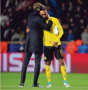  ?? Foto: Bernd Thissen, dpa ?? Hatten beide Trost nötig: Dortmunds Trainer Thomas Tuchel und Spieler Pierre Emerick Aubameyang nach der 1:3 Niederlage im Viertelfin­al Rückspiel in Monaco.