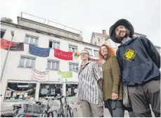  ?? FOTO: DPA ?? Teils aus Protest, teils aus Not haben sie in Tübingen ein Haus besetzt: Silvia Grießl, Katja Mittelstäd­t und Jan Störmer (von links).