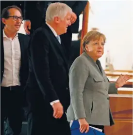  ?? AFP ?? La canciller Ángela Merkel y el líder de la Unión Social Cristiana (CSU), Horst Seehofer (centro), ayer en Berlín.